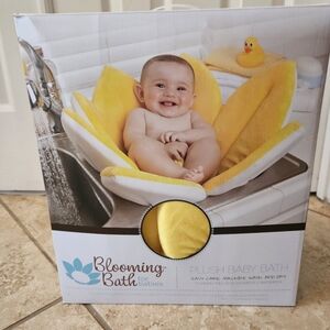 EUC Blooming Bath for Babies Yellow Sunflower